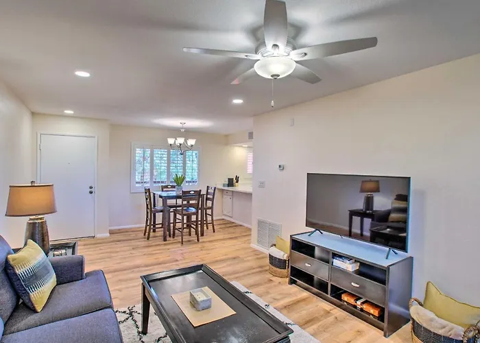 Golf Course & Mtn Views: Paradise Valley Condo! Holiday home Phoenix