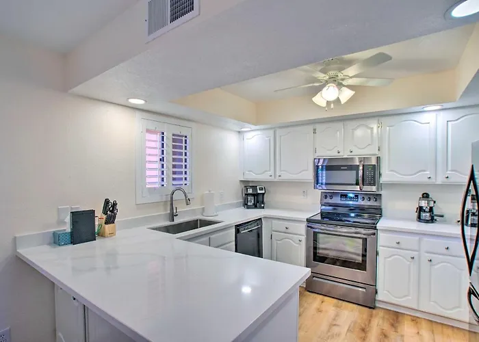 Golf Course & Mtn Views: Paradise Valley Condo! Holiday home