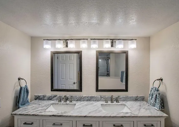 Golf Course & Mtn Views: Paradise Valley Condo! Holiday home Phoenix