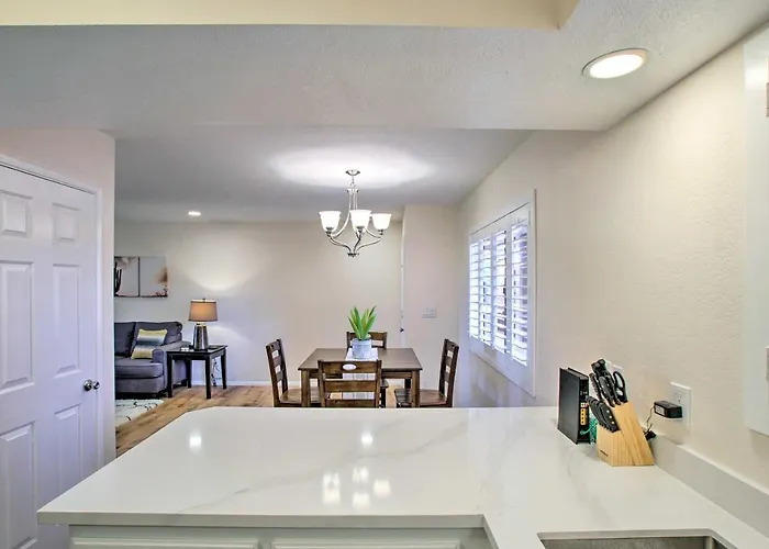 Golf Course & Mtn Views: Paradise Valley Condo! Holiday home *