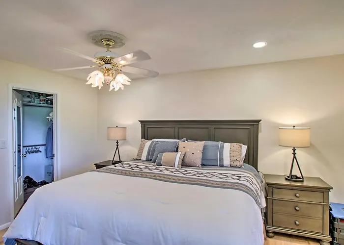 Golf Course & Mtn Views: Paradise Valley Condo! Holiday home Phoenix